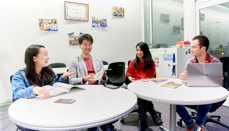 星际xj76娱乐平台 彼の友人の手配で無事に電車に素早く乗り込んだ