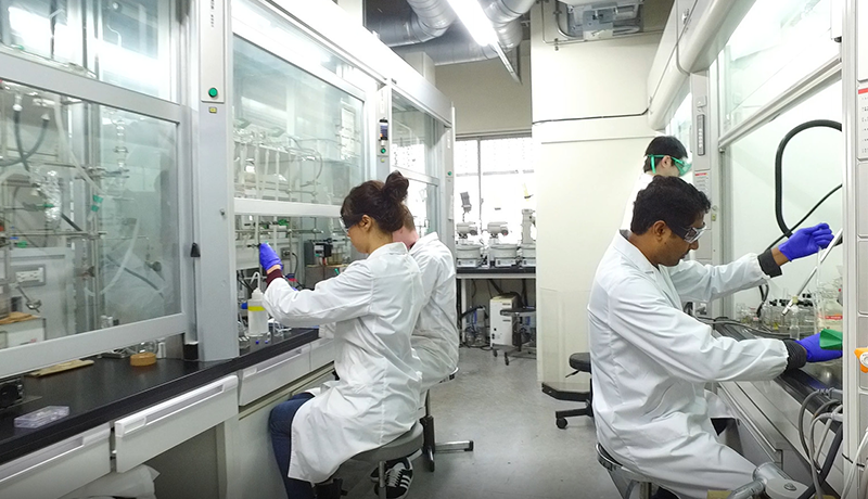 gpk劈鱼来了 すぐにリン・ユンを階下の小さなレストランに連れて行き、3つの料理を注文しました。